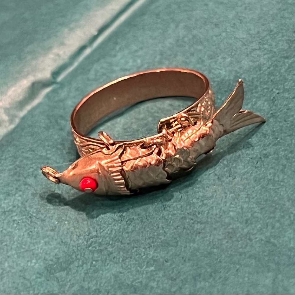 VINTAGE MOVING TIN PLATES ARTICULATED FISH FISHING ring - no lower offers - Picture 2 of 5